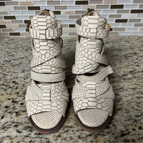 Freebird Claw Sandal Block Heel in White Snake Size 6 - Picture 2 of 13